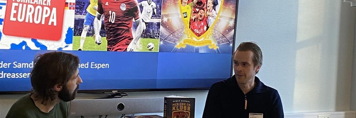 Peder Samdal (til høyre) intervjues av Espen Andreassen fra Tromsø bibliotek.