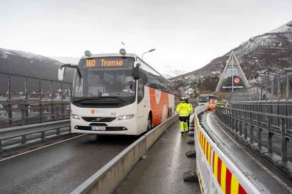 Lenke til artikkel: Stenger Tromsøbrua for busstrafikk i en uke fra lørdag
