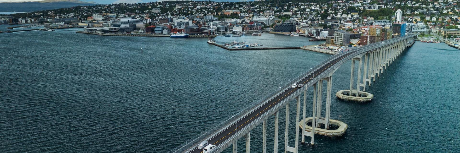 Tromsøbrua sett fra oven.