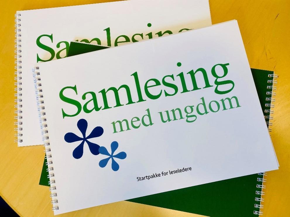 Spiralhefter med tittel Samlesing med ungdom som ligger på et bord - Klikk for stort bilde