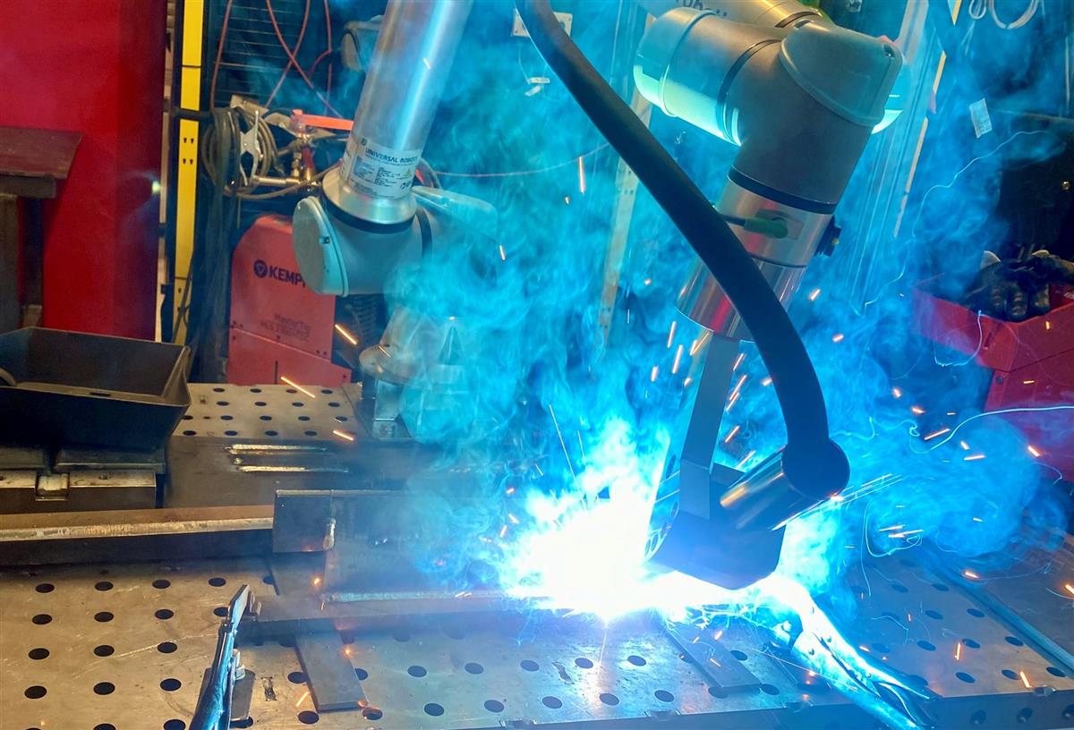 En robot som sveiser. Foto - Klikk for stort bilde