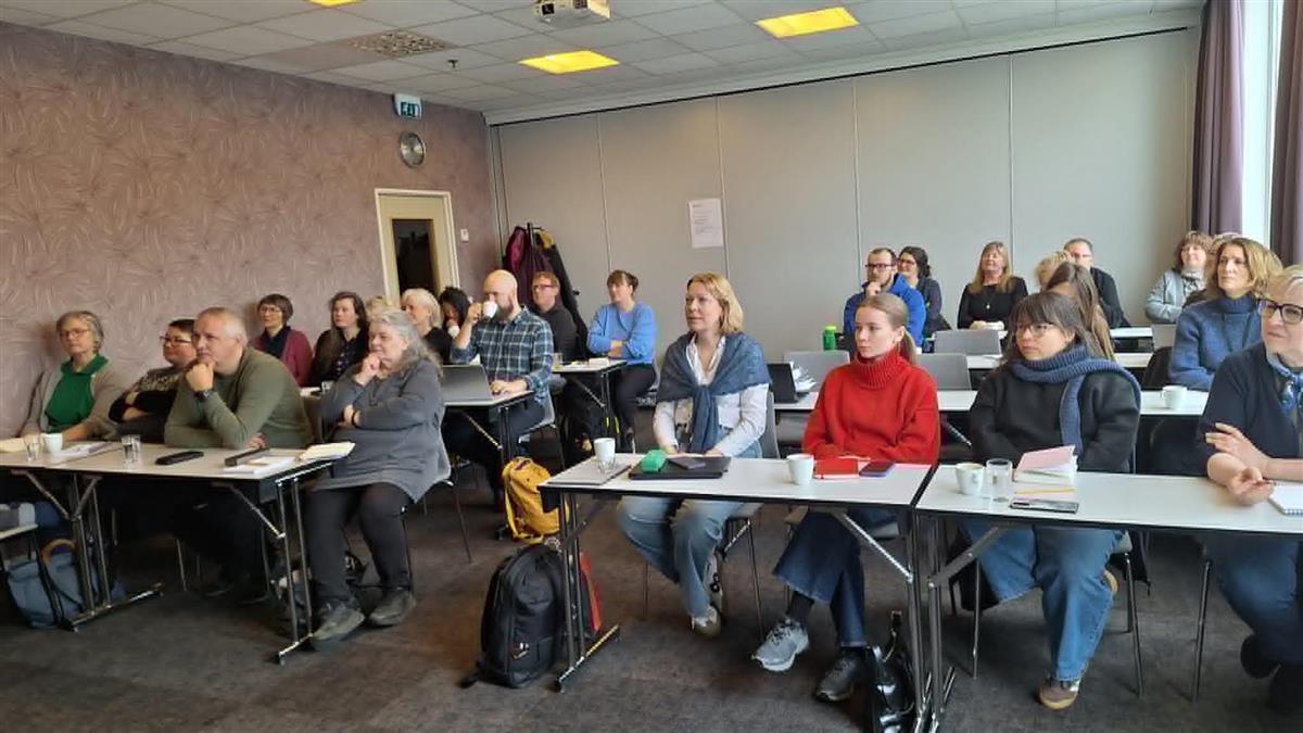 Konferansedeltakere som sitter og ser mot en foredragsholder - Klikk for stort bilde