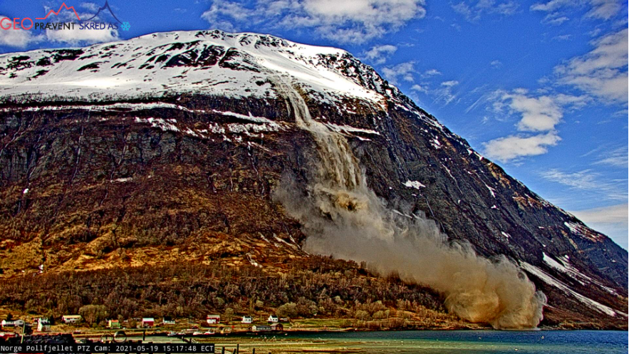 Det vises et snøskred ved Pollfjellet. - Klikk for stort bilde